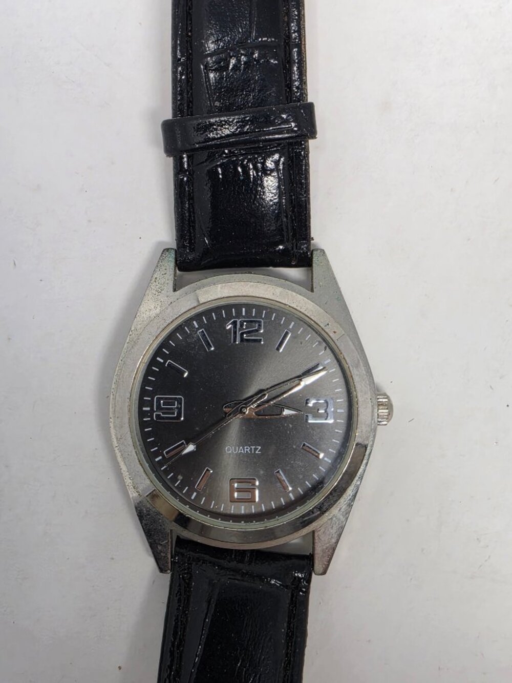 Quartz Wristwatch Black Dial Silver Case Stainless Steel Back Black Strap